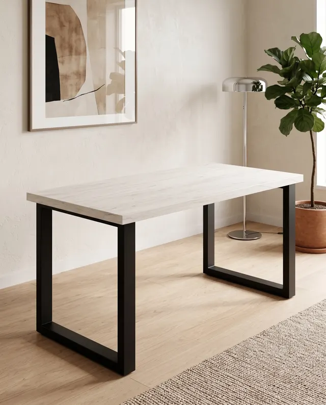 Escritorio a medida con patas rectangulares negras y la tapa en melamina Roble White Kraft