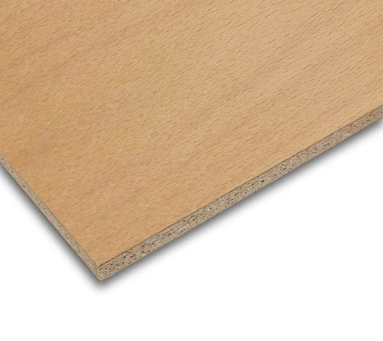 Esquina de un tablero rechapado de haya, con la cara clara de grano fino y, en el canto sin cerrar, el tablero base de dentro
